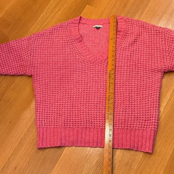American Eagle Outfitters Pink V-Neck Sweater Size Medium Oversized Cozy Chunky - Picture 7 of 8